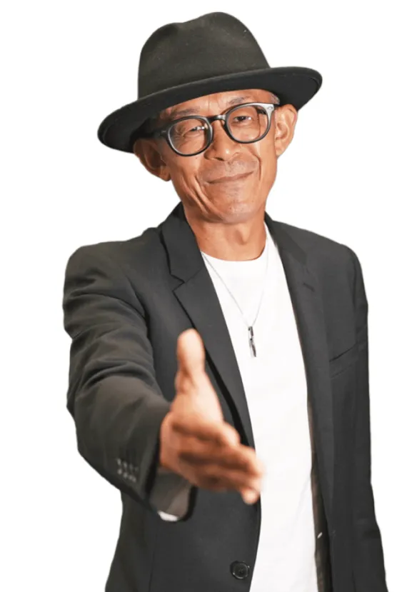 加藤浩司が握手を求めている