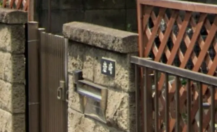 表札には「岩崎」(Google Maps 検索)