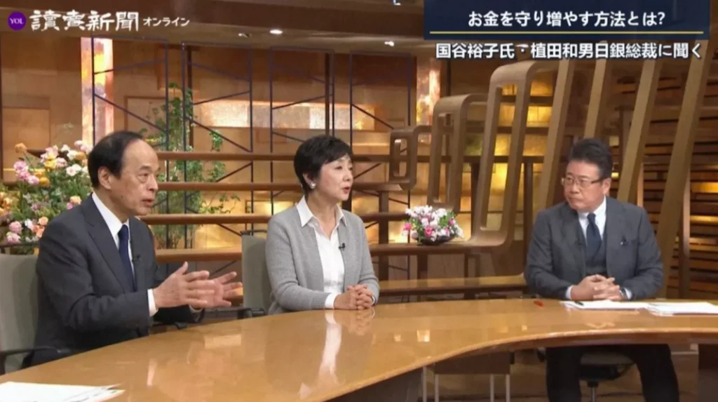 クラチェーンAIの広告で使われているニュース番組風の画像と有名人・日銀総裁風の演出